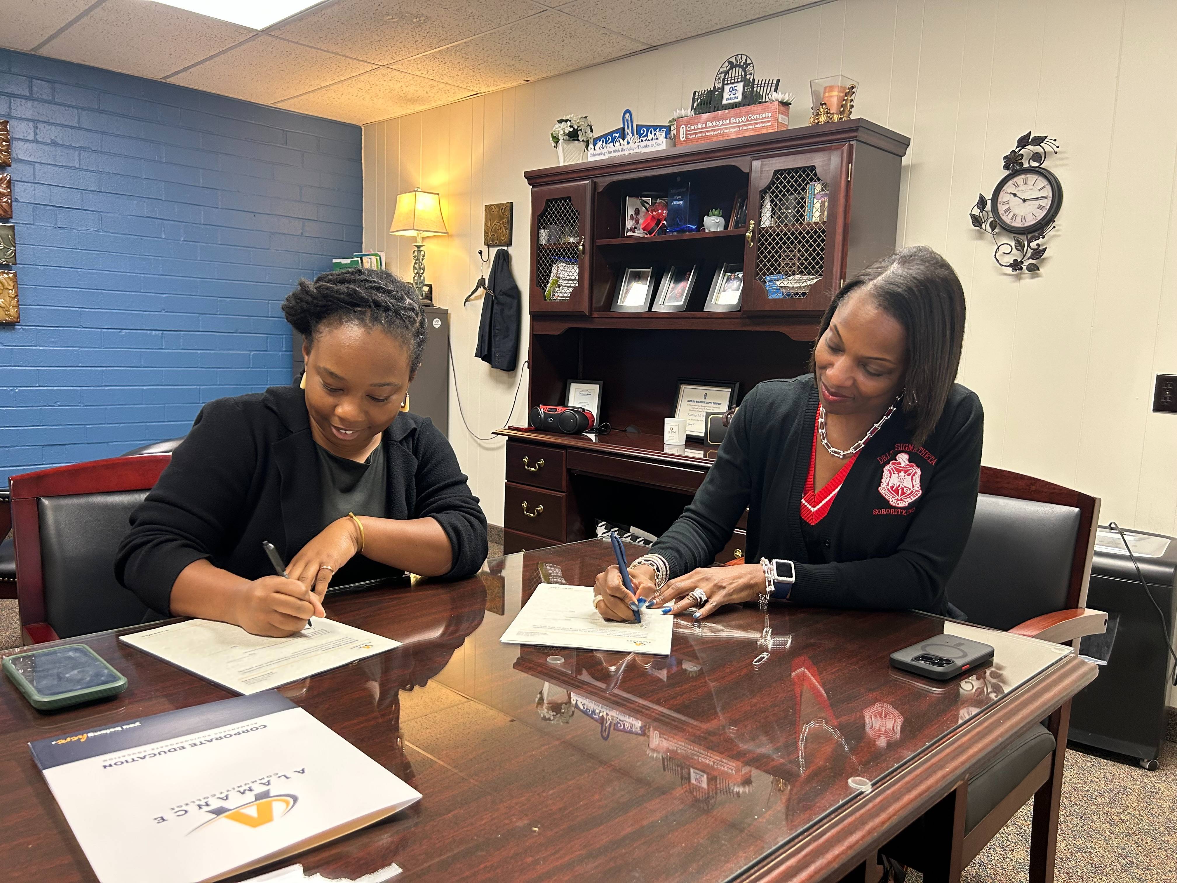 Tyshea Lewis sigins agreement alongside Katina Richmond