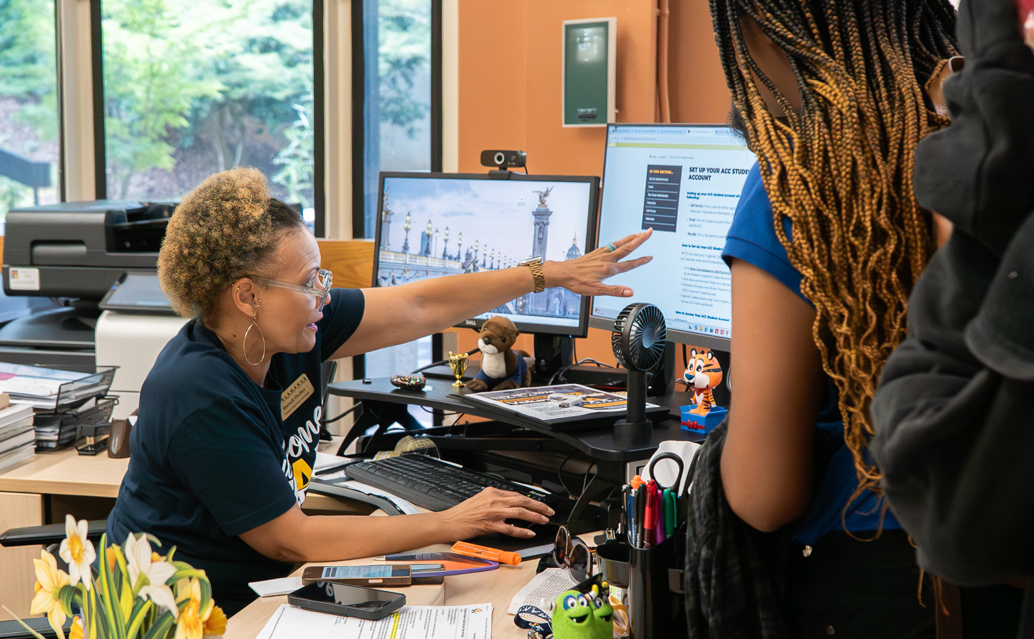 Students speaking with staff member